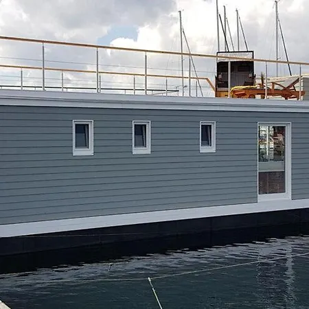 Houseboat Hecht In At The Marina Minde Botel Egernsund